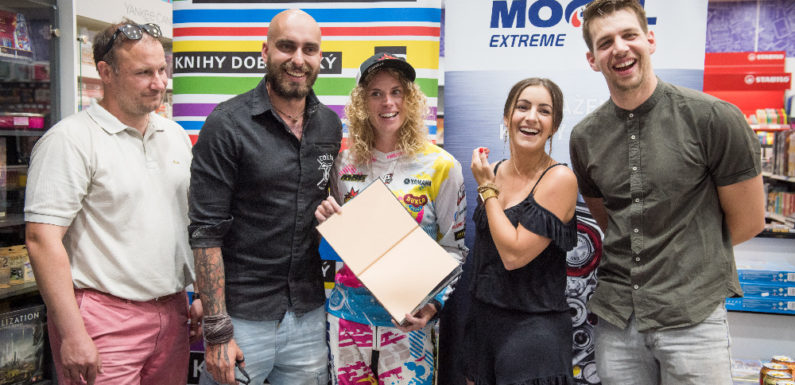 Rallye Dakar: Peklo na zemi, kniha Ollie Roučkové o nejtěžším závodění v jejím životě