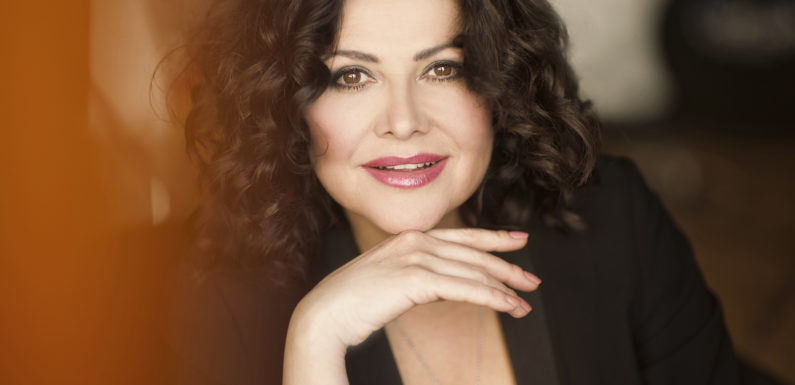 Ilona Csáková: Kdyby nezpívala, mohla by být zahradnicí