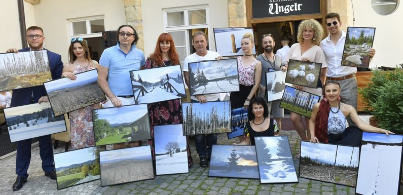 Švandová, Žádníková, Smolík a další jako kmotři vernisáže Dvě tváře Šumavy